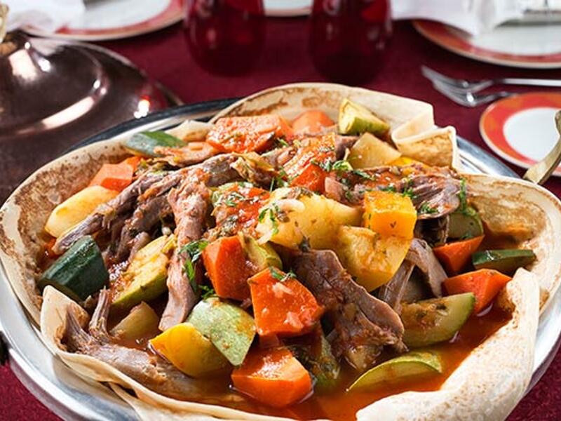 تحرص العائلات القطرية على تواجد الطبق الصحي البسيط "الثريد" الذي يعتبر من الأطعمة الرئيسية بالبلاد والذي يمد الجسم بالطاقة التي يفقدها طوال يوم الصيام، حيث يتكون هذا الطبق من الخبز واللحم والمرق مع الخضراوات.