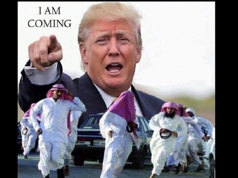 ترامب لم يتوقف عن تهديد العرب بطردهم من أمريكا في جميع تصريحاته أثناء حملته. وبعد فوزه ظهرت صورة ساخر على تويتر يظهر فيها شباب سعوديين يهربوا بعدما اشار لهم ترامب وهو يقول لهم "I am coming".