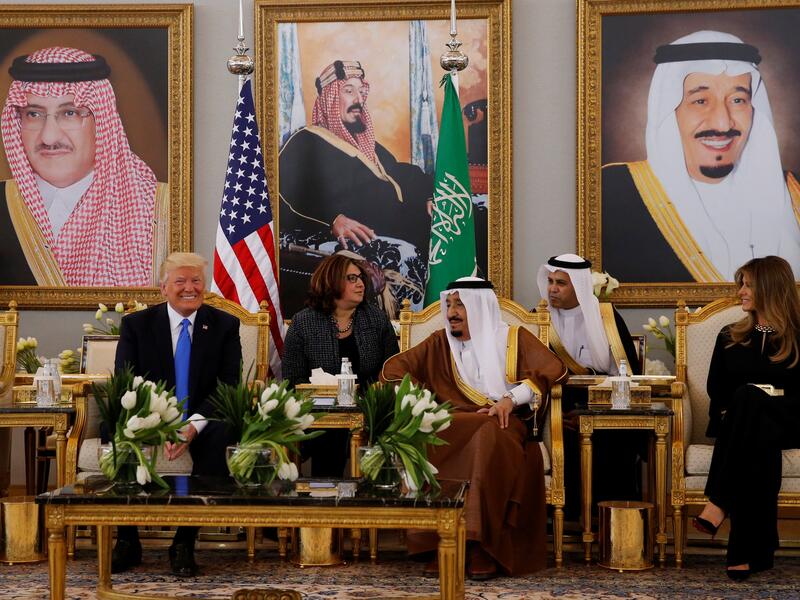 ماذا يقول المحللون؟ العلاقات الأمريكية السعودية توثقت تحت إدارة ترامب. وإنها تسعى إلى سحق أي معارضة من شأنها أن تضعف جبهة موحدة ضد النفوذ الإيراني في الشرق الأوسط، كما تمارس الدولتان ضغوطاً على قطر لإنهاء دعمها للحركات الإسلامية
