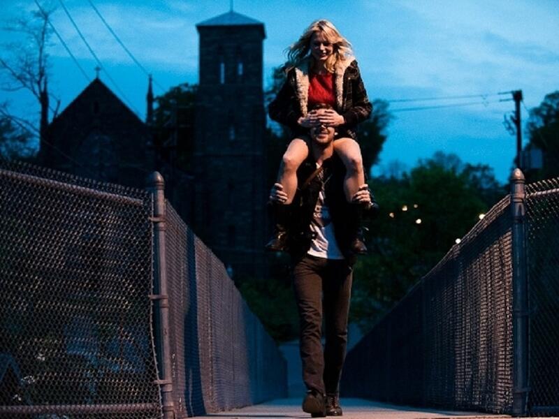 Blue valentine: 
فتاة طموحة تعاني من التفكك الأسري، تضطر للزواج من شاب عديم الطموح بعد أن يظهر حملها، لتبدأ مشاكلها معه في البحث عن الوظيفة.