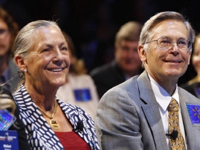 "عائلة والتون: 152 مليار دولار" وأسس هذه العائلة صموئيل مور "سام" والتون، وهو رجل أعمال أمريكي وصاحب مشروع مولود في كينغفيشر- أوكلاهوما، وكان مشهورا بتأسيس شركات البيع بالتجزئة: "وول مارت" و"سلسلة سام". وحققت العائلة نموا مُتزايدا من 190 متجرا إلى 800 متجر.