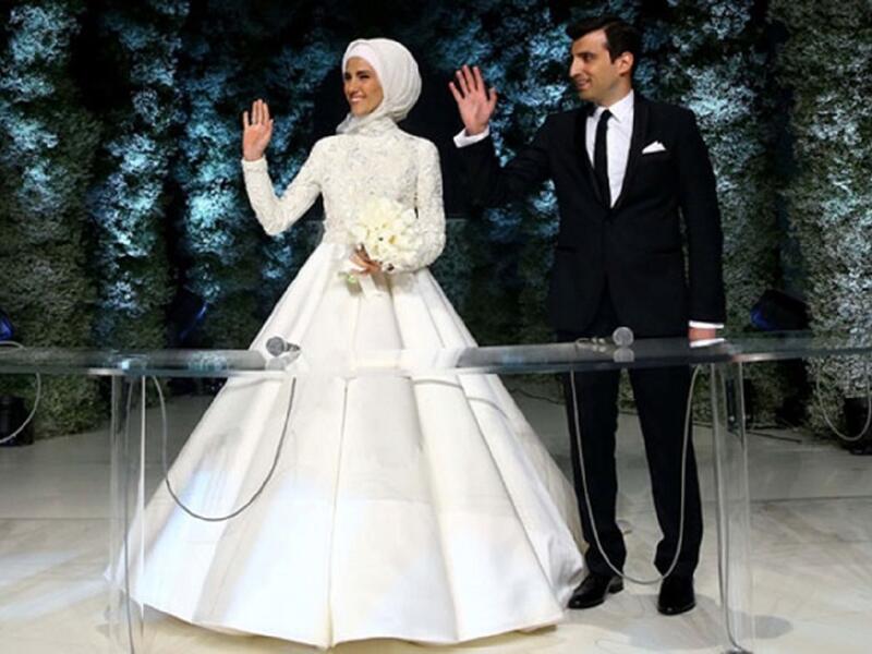 احتفل الرئيس التركي رجب طيب أردوغان بزواج ابنته الصغرى، سمية من سلجوق بيرقدار، في إسطنبول وسط إجراءات أمنية مشددة حضر العديد من الشخصيات لحفل الزفاف من بينهم سعد الحريري و كبير عزت بيغوفيتش إضافة إلى 5 زعماء و قادة آخرين كشهود.
