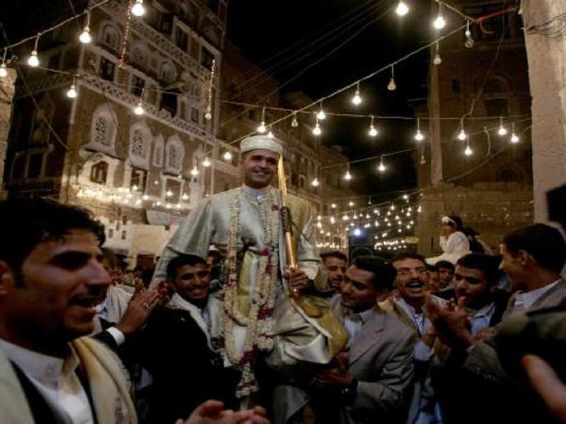 اليمن: لدى بعض قبائل اليمن يقوم العريس ليلة زفافه بتلاوة دعاء “اللهم إني أسألك خيرها وخير ما جبلت عليه، وأعوذ بك من شرها وشر ما جبلت عليه”. وفي ليلة الدخلة، تنتظر الداية على باب البيت لتأخذ الخرقة البيضاء الملوثة بالدم إثباتاً على عذرية العروس وفحولة العريس
