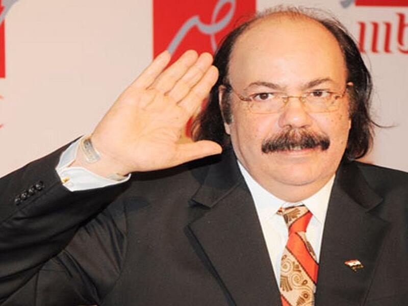 تعرّض الفنان طلعت زكريا لحملة هجوم شرسة، من قبل الشعب المصري بعد ثورة 25 يناير، الذي كان معارضًا لها، وفشل فيلمه "الفيل في المنديل"، الذي تم عرضه عقب ثورة 25 يناير مباشرة، بسبب هجومه على موقفه.