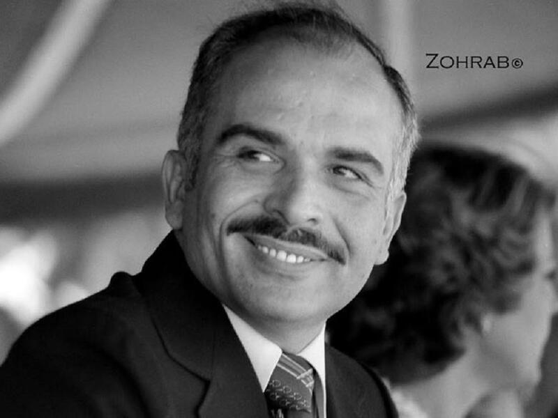 أجبر البرلمان الملك طلال على التنحي بسبب مرض ألم به، ليستلم  الحسين الحكم قبل عيد ميلاده 17 بثلاث أشهر، كان وقتها في سويسرا مع والدته، حيث وصله الكتاب يحمله له مدير الفندق على صينية فضية، ضمن غلاف مكتوب عليه "صاحب الجلالة الملك الحسين المعظم".