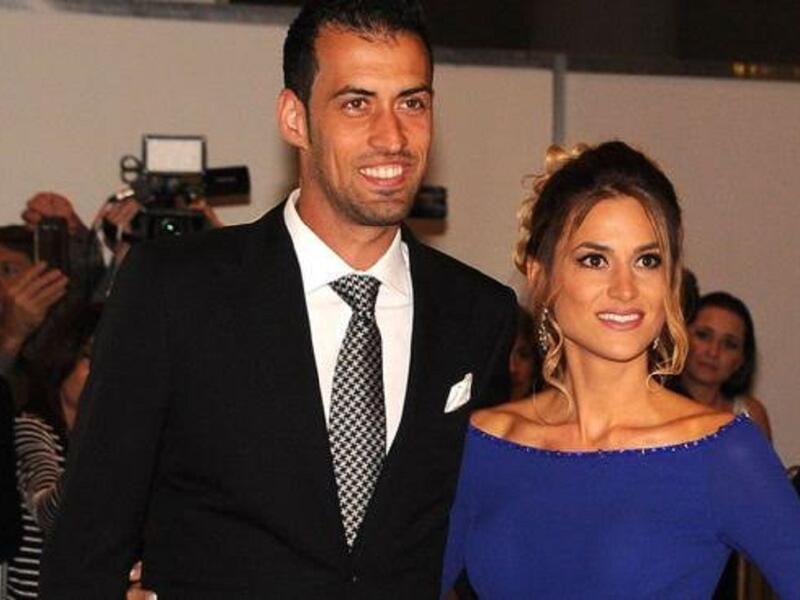 النجم الإسباني سيرخيو بوسكيتس بورغوس وزوجته فانيسا لورينزو
