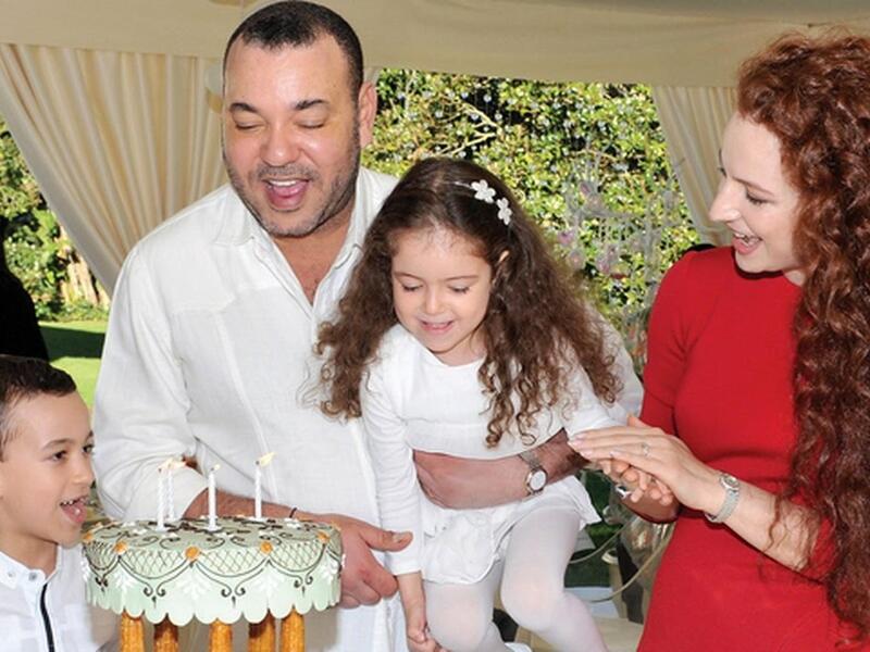 ملك المغرب محمد السادس والأميرة لالة سلمى: كان أول لقاء للملك محمد السادس وسلمى بناني في حفل خاص بالمساهمين في المجموعة الملكية "أونا" والعاملين بها، فأحبها وتزوجها، وكسر الملك المغربي النمط السائد في زيجات الملوك وجعل الحب خياره الوحيد.