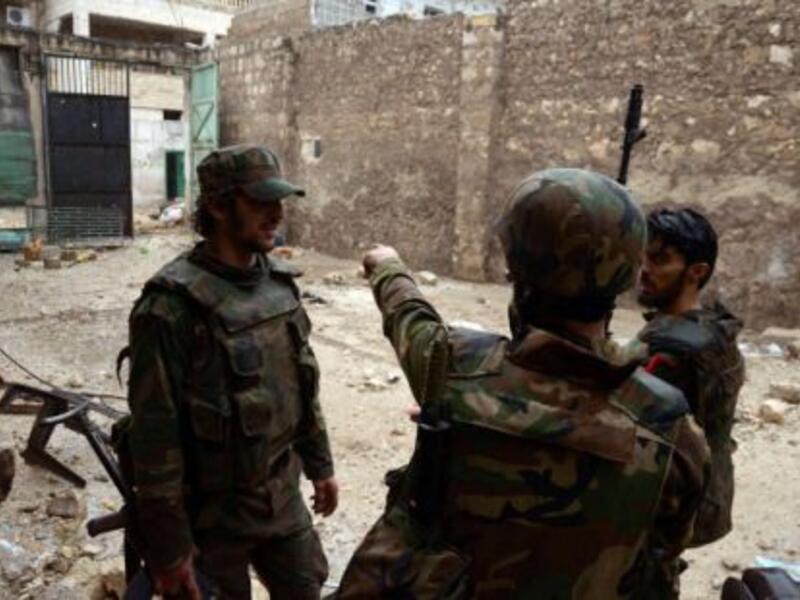Syrian army soldiers stand guard in Aleppo. (Al Bawaba/File)