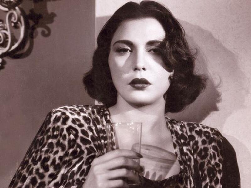 تحية كاريوكا: حين كبرت جسدت الراقصة دور الأم المضحية في العديد من الأدوار، ورغم تحطيمها الرقم القياسي في الزيجات فإنها لم تنجب وقامت بتبني طفلة ومنحتها جزءًا من ثروتها.
