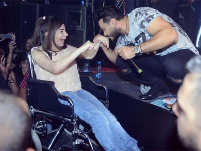 في لفتة إنسانية منه قام الفنان تامر حسني بتوجيه تحية خاصة لفتاة من ذوي الاحتياجات الخاصة خلال حضورها حفله ببيروت تامر أحضر الفتاة التي كانت تجلس على كرسي متحرك على المسر، وقام بتقبيل يدها والركوع أمامها  كما أهداها أغنيته الشهيرة «الله يباركلي فيك».