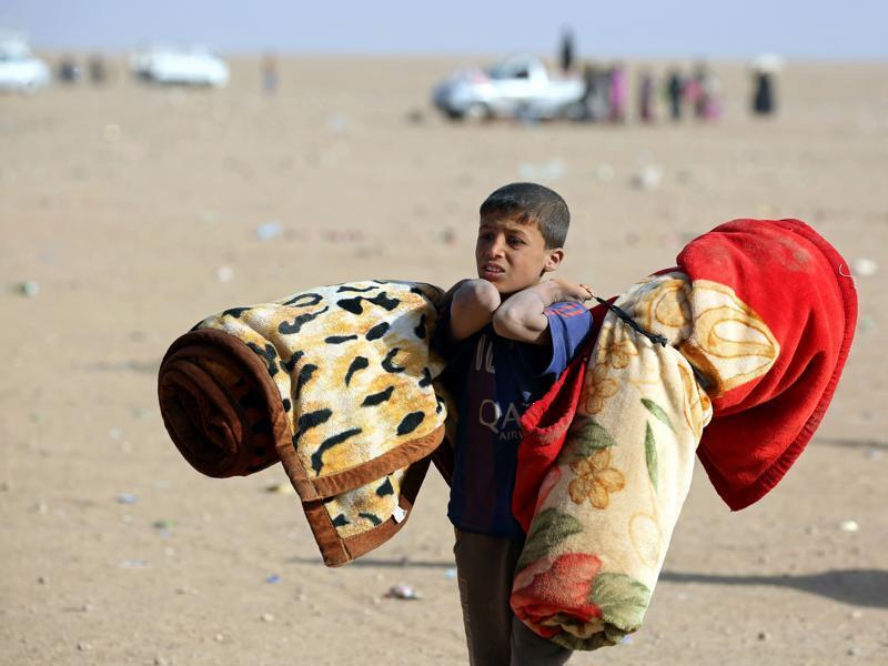 An Iraqi refugee boy fleeing Mosul (AFP/File)