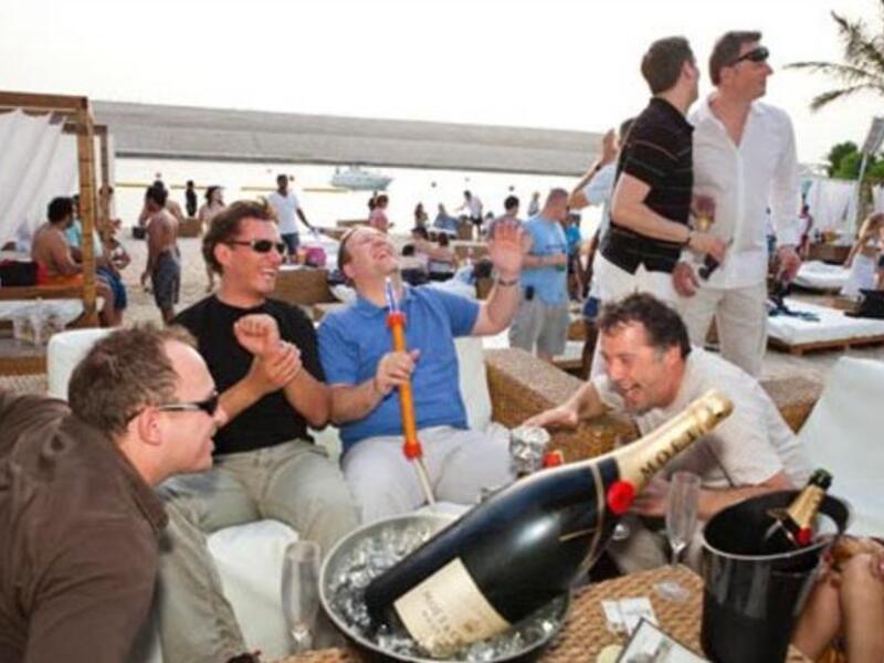 With living costs dropping in Dubai and Abu Dhabi, expats might be able to use that extras cash for some fun. [blogspot.expats]