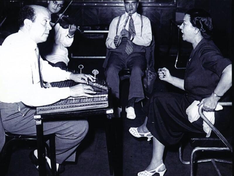 الخطوة الأولى في المشوار بدأت بالقطار: بالمصادفة سمع أبو العلا محمد أم كلثوم وهي تردد ألحانه، دون أن تعرف أنه معها على ذات القطار، وأقنع الأب بالانتقال للقاهرة وهناك أحيت ليلة الإسراء والمعراج بقصر عز الدين باشا، وأعطتها سيدة القصر خاتمًا ذهبيًا.
