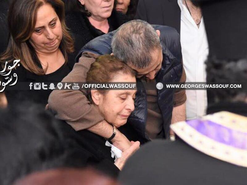 ظهر سلطان الطرب جورج وسوف في لقطات مؤثرة خلال جنازة والده إذ احتضن والدته مخففاً عنها وعن نفسه المصاب ونشرت الصفحة الرسمية للفنّان صوراً من مراسم تشييع جثمان والده بديع أسعد وسوف الذي وافته المنية في سورية. وتلقى “أبو وديع” التعازي في منزله في قرية الكفرون. 