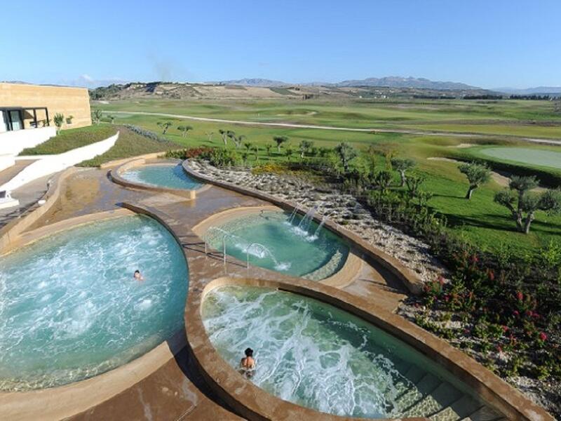 منتجع روكو فورتيه سبا فيردورا (صقلية، إيطاليا)، يقع منتجع على الساحل الجنوبي لصقلية، وهو يقدم إطلالة رائعة على البحر الأبيض المتوسط.
