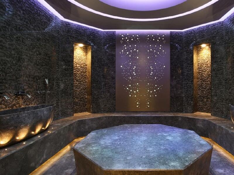 باليوني SPA في باليوني فندق لندن (لندن)، انطلق هذا المنتجع في عام 2015 بعد عملية تغيير شاملة، وهو عمل فني مستوحى من الطبيعة، والألوان الدافئة والديكور الخشبي الداكن.