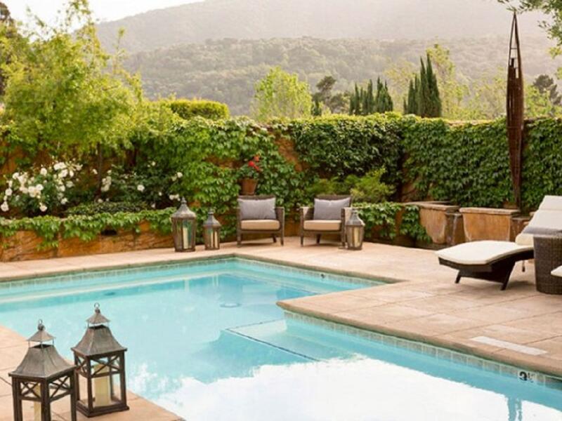 منتجع صحي في لودج (الكرمل فالي، كاليفورنيا)، يوفر بركة مترامية الاطراف، وجاكوزي في الهواء الطلق وغرفة البخار، وحمامات فيشي، وساونا جافة ومركز للياقة البدنية على مدار 24 ساعة.