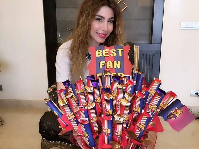 لا يخفى على أحد حب الفنانة يارا الكبير لنادي برشلونة وتشجيعها الدائم له، واستغل “فانز” يارا حبها للنادي للتقرب منها والتعبير عن مدى حبهم لها. فقد تلقّت يارا هدية مميّزة، وهي عبارة عن قبعة من الشوكولا تحمل عدة أعلام وشعارات برشلونة.