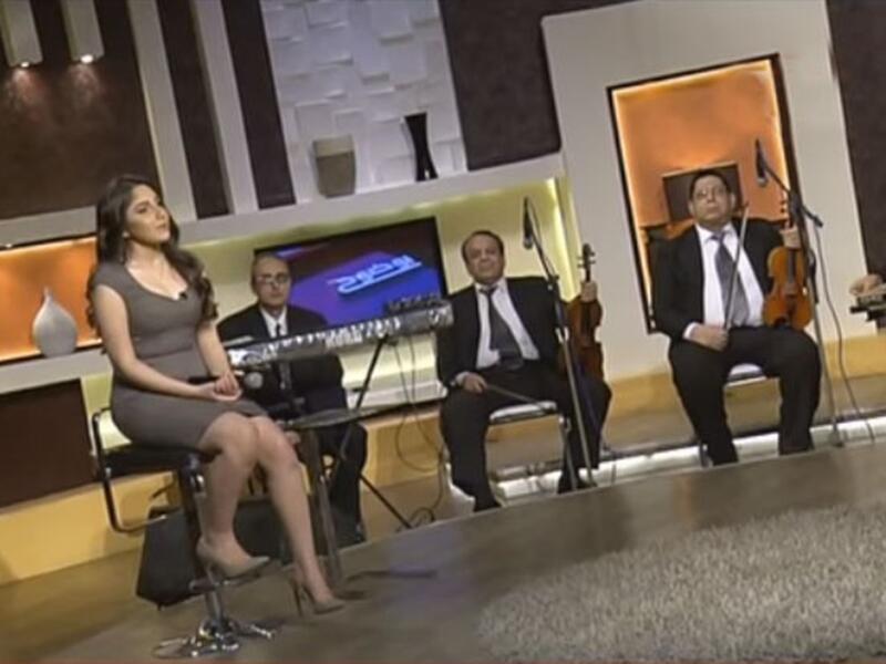 واجهت الفنانة الشابة ياسمينا موجة من الهجوم الحاد والانتقادات بعد حلولها ضيفة في برنامج “بوضوح” الفنانة الشابة ظهرت خلال الحلقة بماكياج قوي وارتدت فستان مكشوف الصدر  بشكل فاجأ جمهورها، واعتبروا إطلالتها غير مناسبة لسنها على الإطلاق.