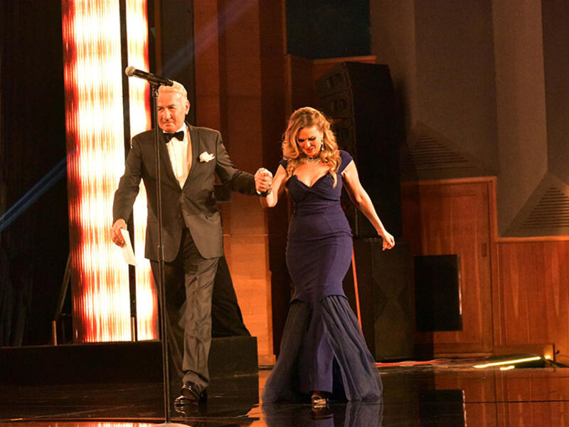 استطاعت يسرا أن تخطف الأنظار خلال حضورها حفل أوسكار مهرجان جوائز السينما العربية وحصلت على جائزة التميز السينمائي وقدمها لها الفنان عزت أبو عوف وتألقت النجمة المصرية بفستان أزرق غامق ووصف الحضور أناقتها وبساطتها بنجمات هوليوود خاصة خلال تسلمها الجائزة .