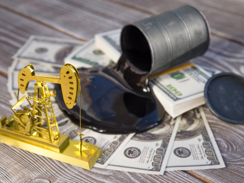 Oil Extends Weekly Gains Amid Demand Recovery