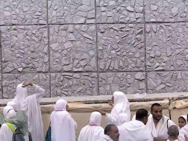 الحجاج يرمون جمرة العقبة الكبرى في أوّل أيّام عيد الأضحى