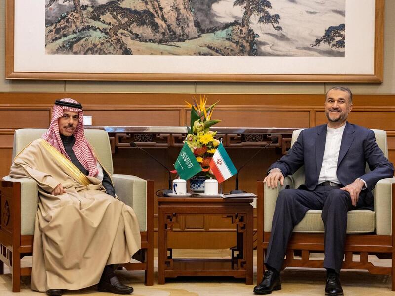وزيرا الخارجية السعودي فيصل بن فرحان آل سعود والإيراني حسين أمير عبداللهيان خلال لقائهما في بكين