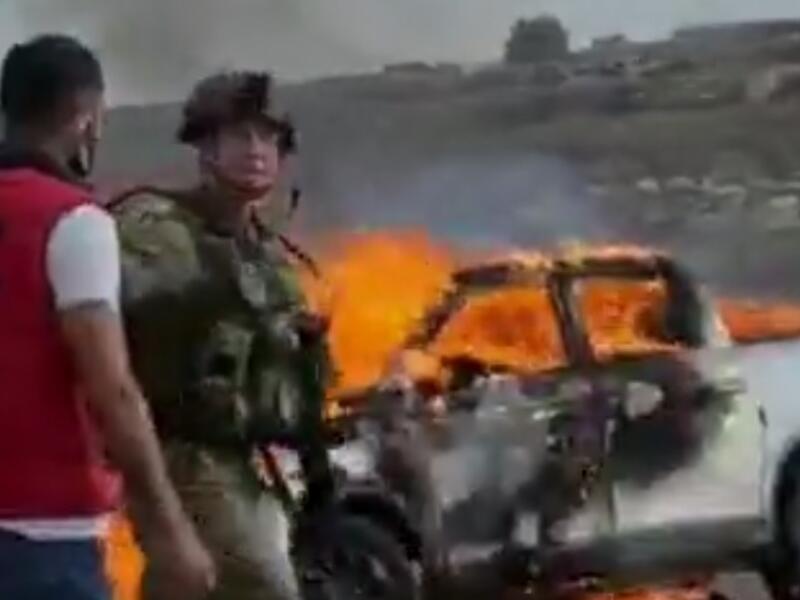 بالفيديو.. مستوطنون يحرقون مركبات للفلسطينيين بحماية الجيش