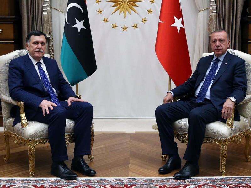الرئيس التركي رجب طيب أردوغان (يمين) مع فائز السراج، رئيس المجلس الرئاسي لحكومة الوفاق الليبية