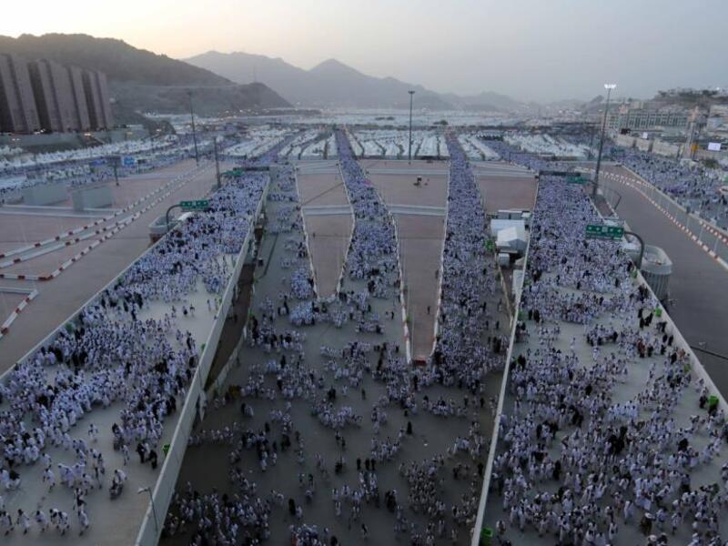 حجاج بيت الله يواصلون رمي الجمرات في أول أيام التشريق