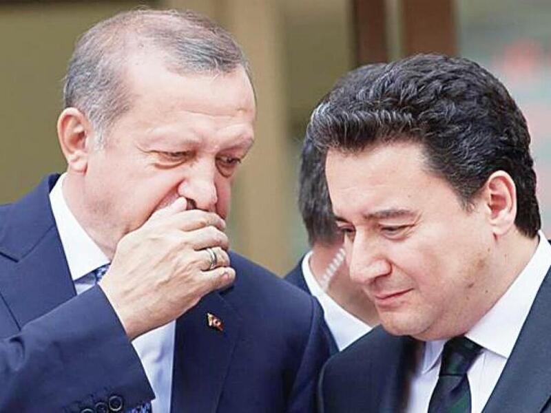 باباجان في لحظة تهامس مع اردوغان