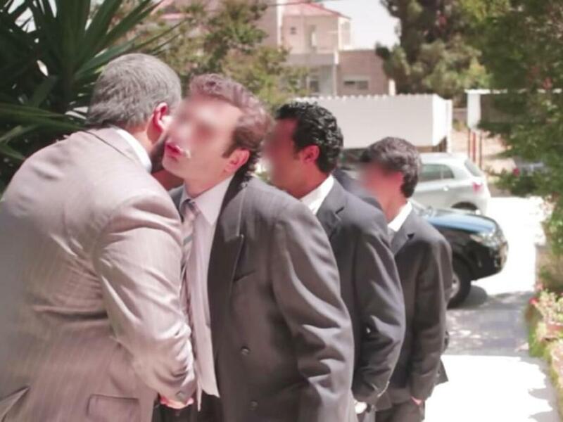 الأردن: يقبل الرجال قبلة واحدة على اليمين واثنتين أو أكثر على اليسار، مفضلين الخد الأيسر على الأيمن في التحية.