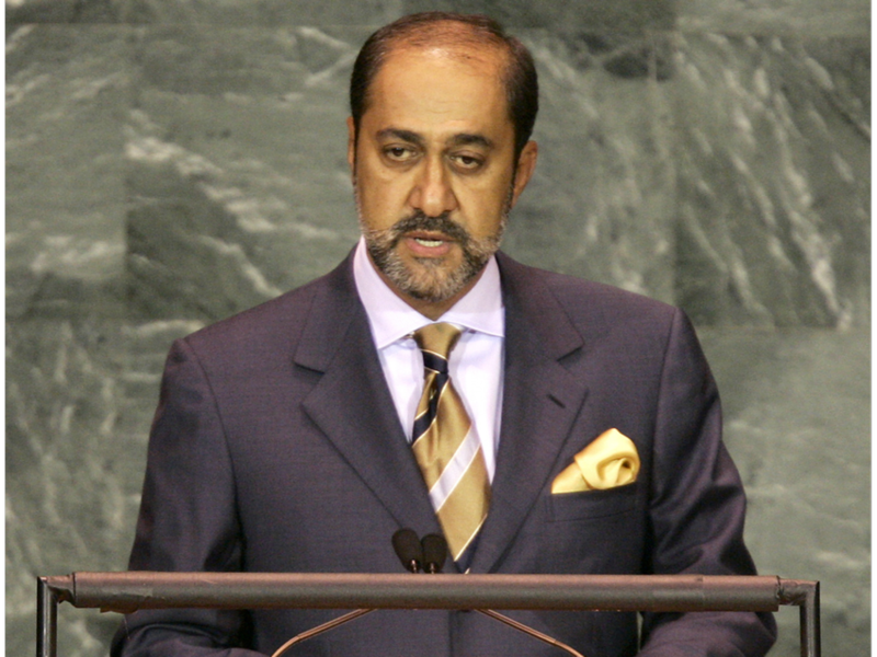 انتقل بن طارق من قطاع الرياضة للمجال الديبلوماسي سنة 1986، حيث تولى منصب وكيل وزارة الخارجية للشؤون السياسية ثماني سنوات (1986-1994).