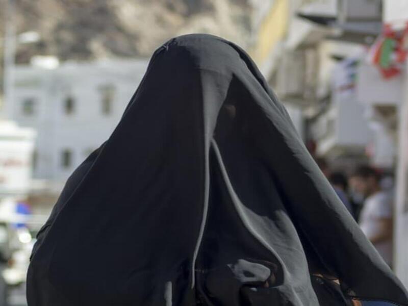 سويسرا: يُحظر ارتداء أغطية الوجه في الأماكن العامة في بعض الأقاليم.