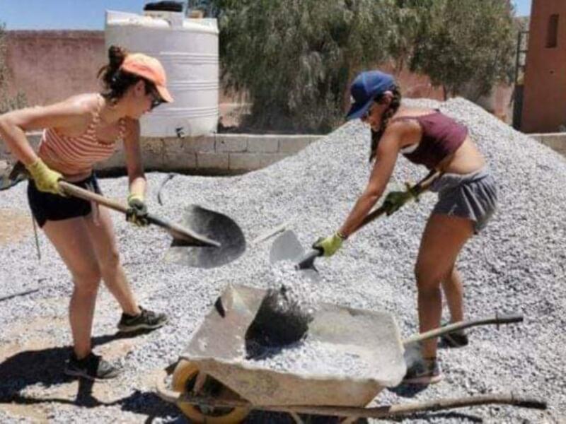 سائحات يطلقن مبادرة لترميم شوارع المغرب