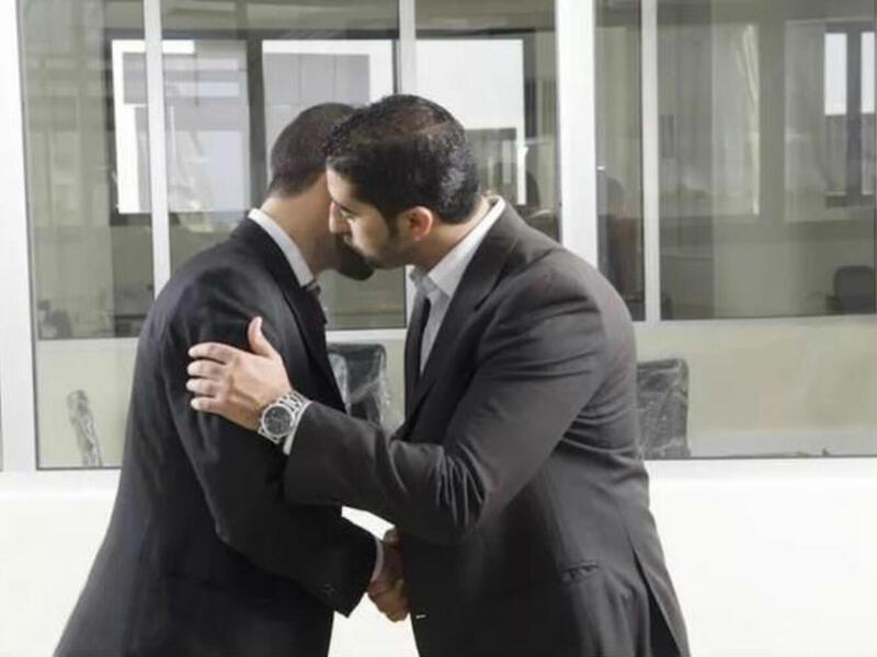 مصر: على عكس المناطق العربية الأخرى، يبدأ المصريون التحية بقبلة على جهة اليسار، ومن ثم الانتقال إلى اليمين، كما يكتفون بقبلتين فقط، سواء بين الرجال أو بين النساء.