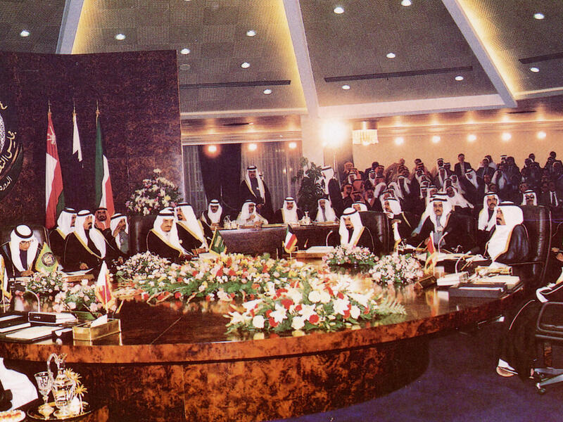 وفي الفترة من 26 الي 29 ديسمبر 1987م، استضافت السعودية أعمال الدورة الثامنة للمجلس برئاسة الملك فهد بن عبدالعزيز، وأقر فيه توصيات وزراء الدفاع حول التعاون العسكري، مع التأكيد على أهمية البناء الذاتي للدول الأعضاء.