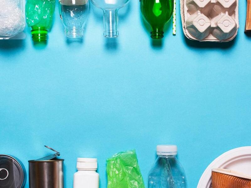 2018: عبارة "الاستخدام - الواحد / Single-use"، التي تشير إلى منتجات غالبًا ما تكون مصنوعة من البلاستيك، ذات الاستخدام لمرّة واحدة، ما يجعلها غير مستدامة ومضرّة بالبيئة.