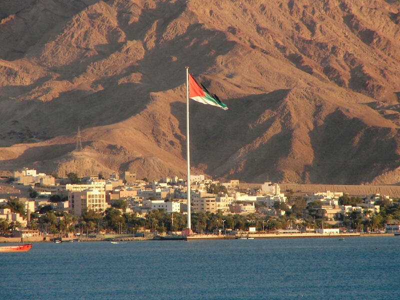 حافلة تقل مرشدين سياحيين