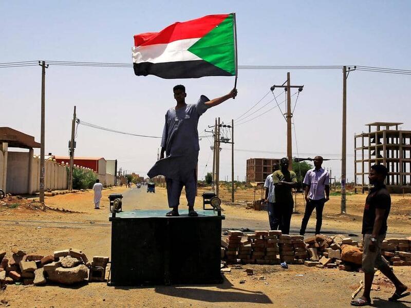 العسكري السوداني يحمل ضباطا مسؤولية فض الاعتصام "من دون امر"