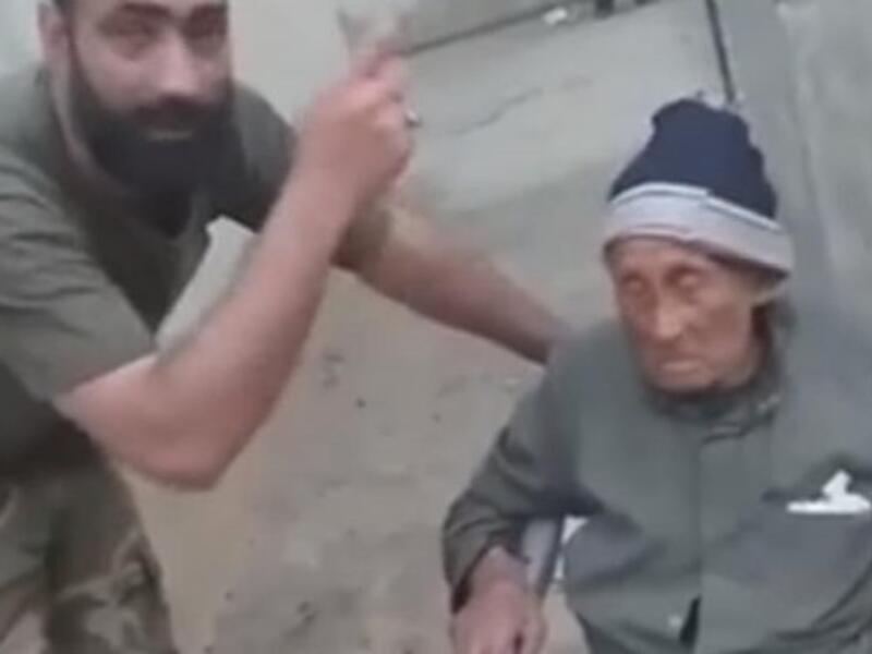 عناصر من النظام السوري يهينون مسنا في ريف حماة