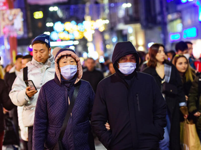 Asian tourists in Istanbul wear face masks /AFP