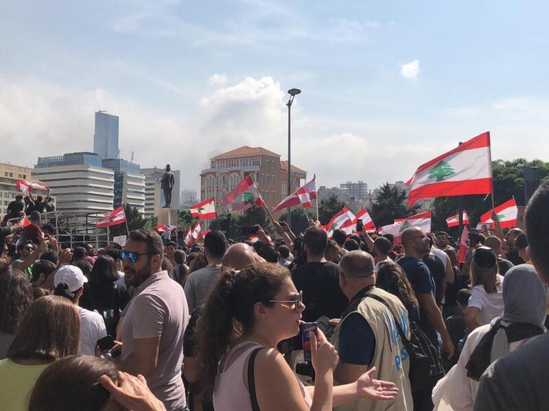 تجتاح لبنان أزمة سياسية بعد موجة احتجاجات دفعت رئيس الوزراء سعد الحريري للاستقالة