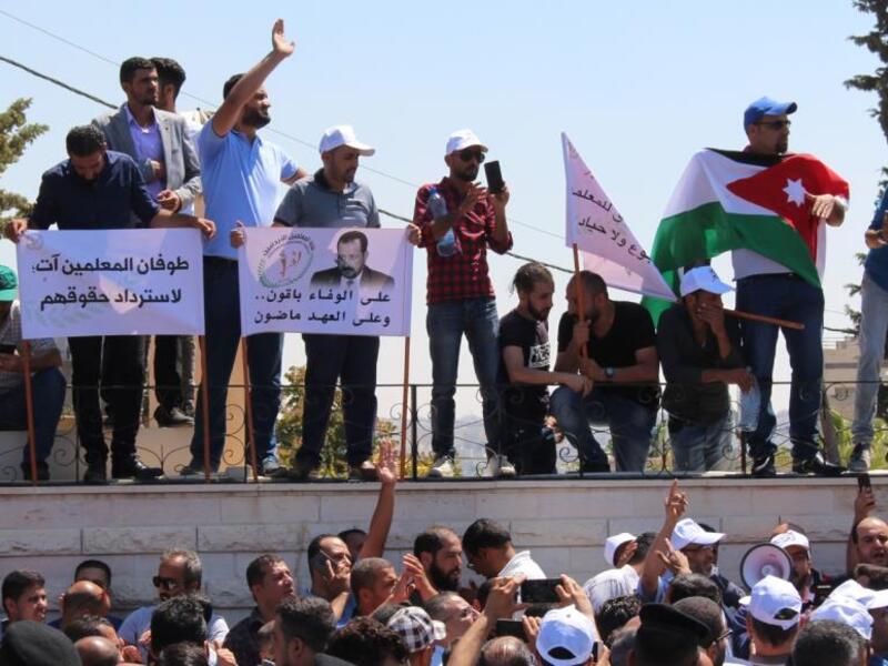 تتمسك النقابة التي تضم نحو 140 ألف معلم، باستمرار الإضراب حتى الحصول على العلاوة