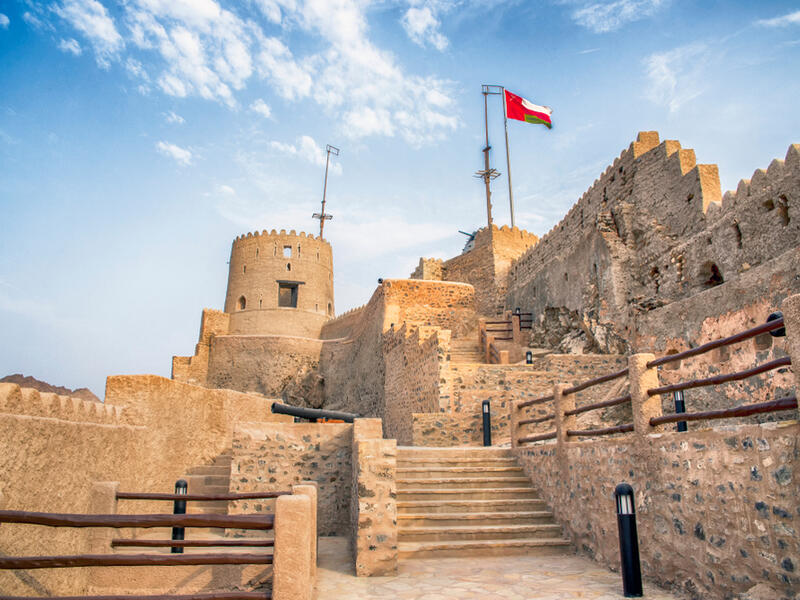 6. عُمان: عُمان هي أفقر دولة في دول مجلس التعاون الخليجي ، لكنها سادس أغنى دولة عربية بإجمالي نصيب الفرد من الناتج المحلي الإجمالي 46.48 ألف.