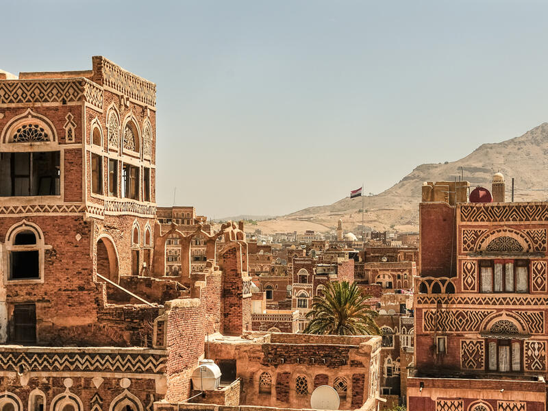 18. اليمن: اليمن هي ثاني دولة عربية أفقر حيث يبلغ نصيب الفرد من الناتج المحلي الإجمالي 2.4 ألف.