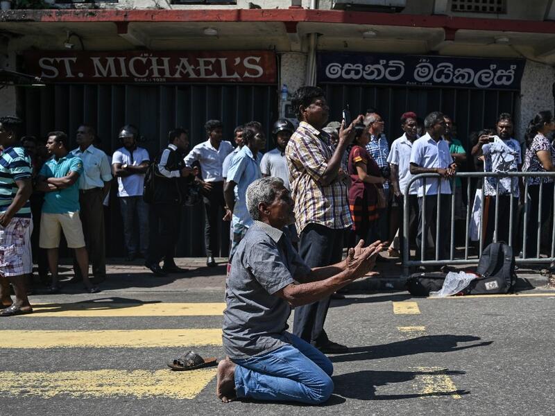People pray outside the St. Anthony's Shrine in Colombo on April 22, 2019, a day after the building was hit as part of a series of bomb blasts targeting churches and luxury hotels in Sri Lanka. Mohd RASFAN / AFP