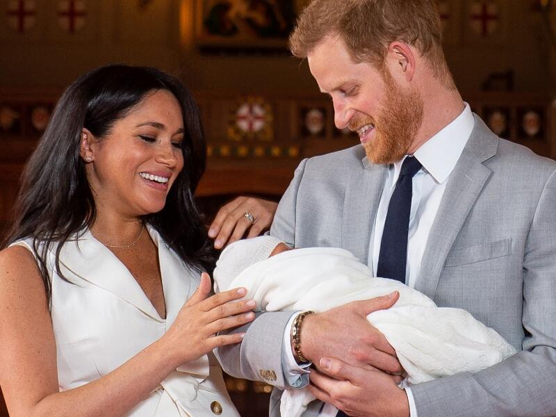Britain's Prince Harry, Duke of Sussex (R), and his wife Meghan, Duchess of Sussex, pose for a photo with their newborn baby son, Archie Harrison Mountbatten-Windsor, in St George's Hall at Windsor Castle in Windsor, west of London on May 8, 2019.  Dominic Lipinski / POOL / AFP