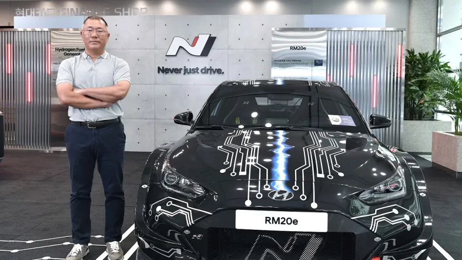 Hyundai Motor Group Chairman Euisun Chung Honored With The Issigonis Trophy At The 2021 Autocar Awards