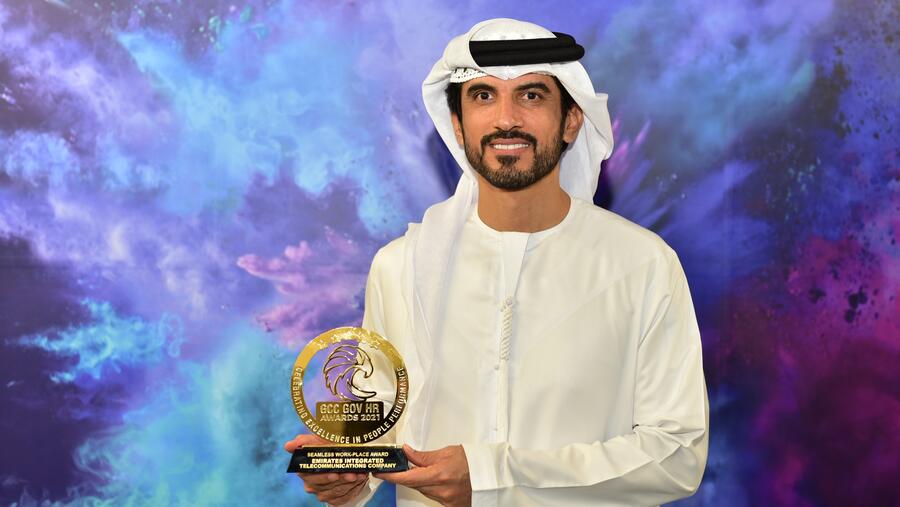 du wins “Seamless Workplace Award” at GCC GOV HR Awards 2021